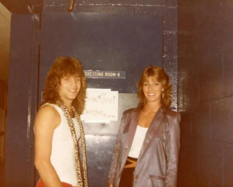 Karısını defalarca aldattığını itiraf eden Jon Bon Jovi’den 36’ncı yıla 36 kırmızı gülle kutlama