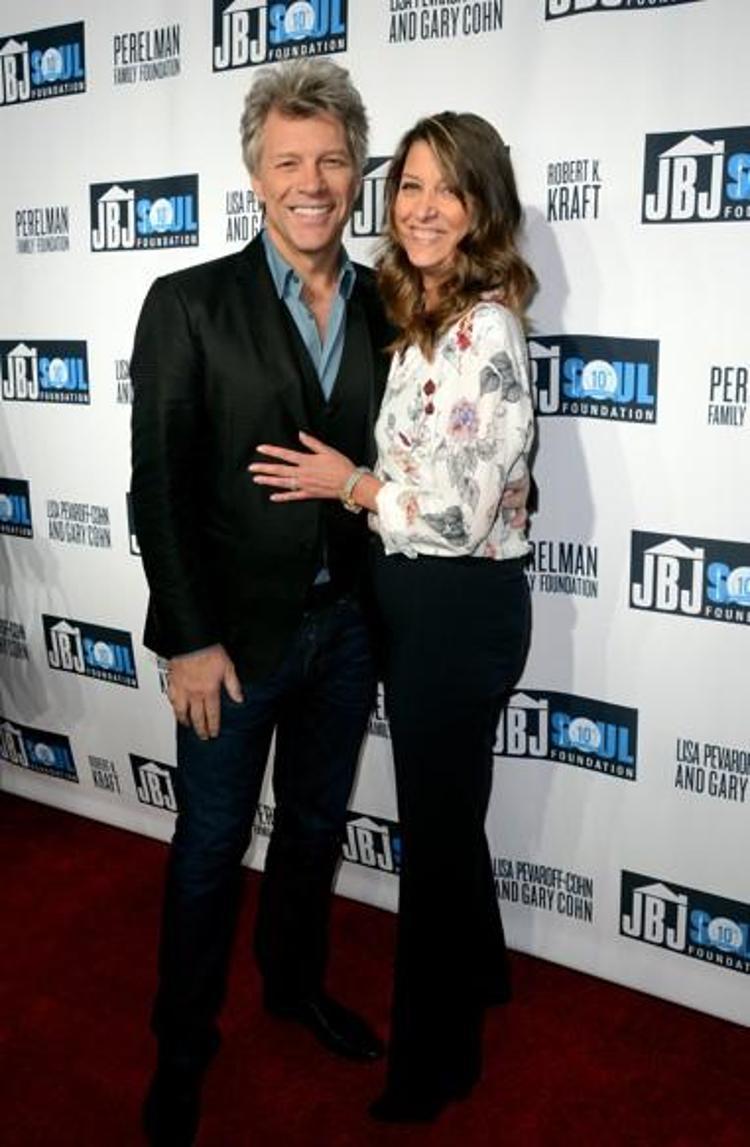 Karısını defalarca aldattığını itiraf eden Jon Bon Jovi’den 36’ncı yıla 36 kırmızı gülle kutlama