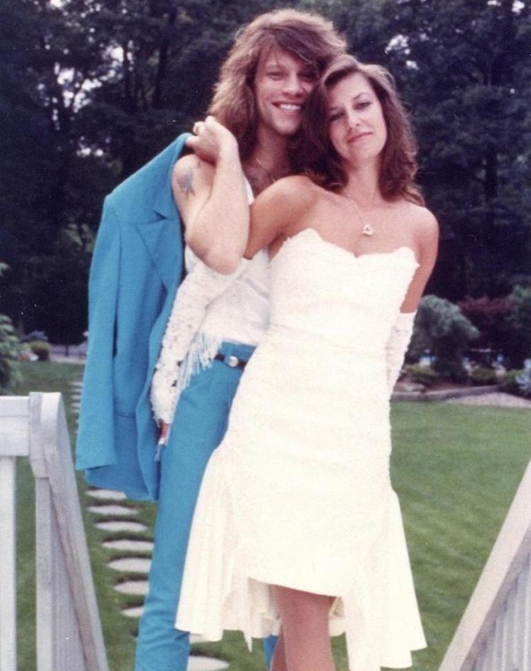 Karısını defalarca aldattığını itiraf eden Jon Bon Jovi’den 36’ncı yıla 36 kırmızı gülle kutlama