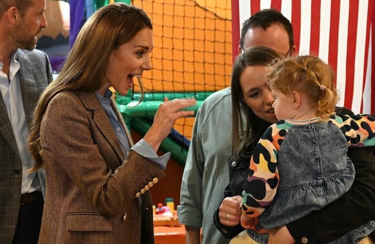 Hamarat prenses Kate Middletonın elinde şimdi de matkap var