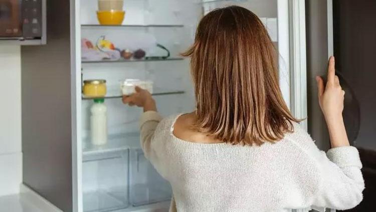 Meğer ev hanımları buzdolabına koyuyormuş Kötü kokuyu vakum gibi çekiyor, bakterilerin kökünü kazıyor
