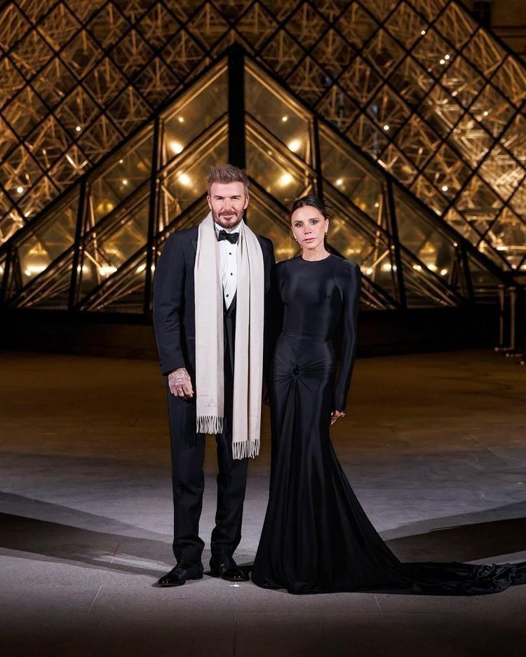 Victoria Beckham eşi David Beckhamın doğum gününde aşka geldi
