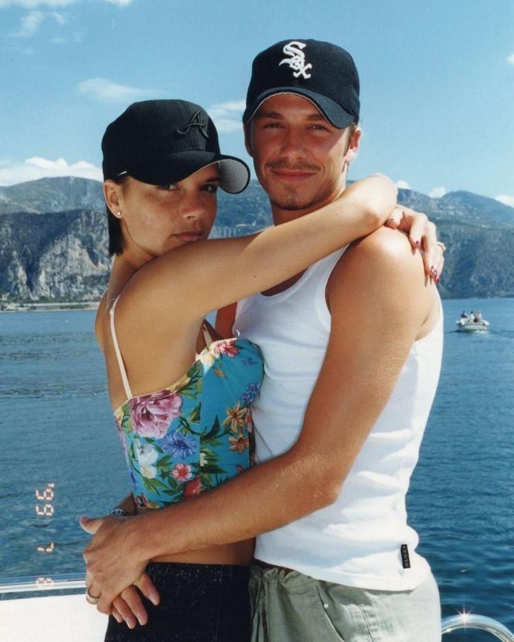Victoria Beckham eşi David Beckhamın doğum gününde aşka geldi