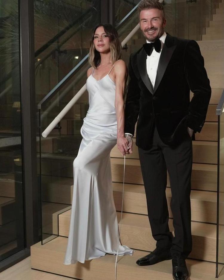 Victoria Beckham eşi David Beckhamın doğum gününde aşka geldi