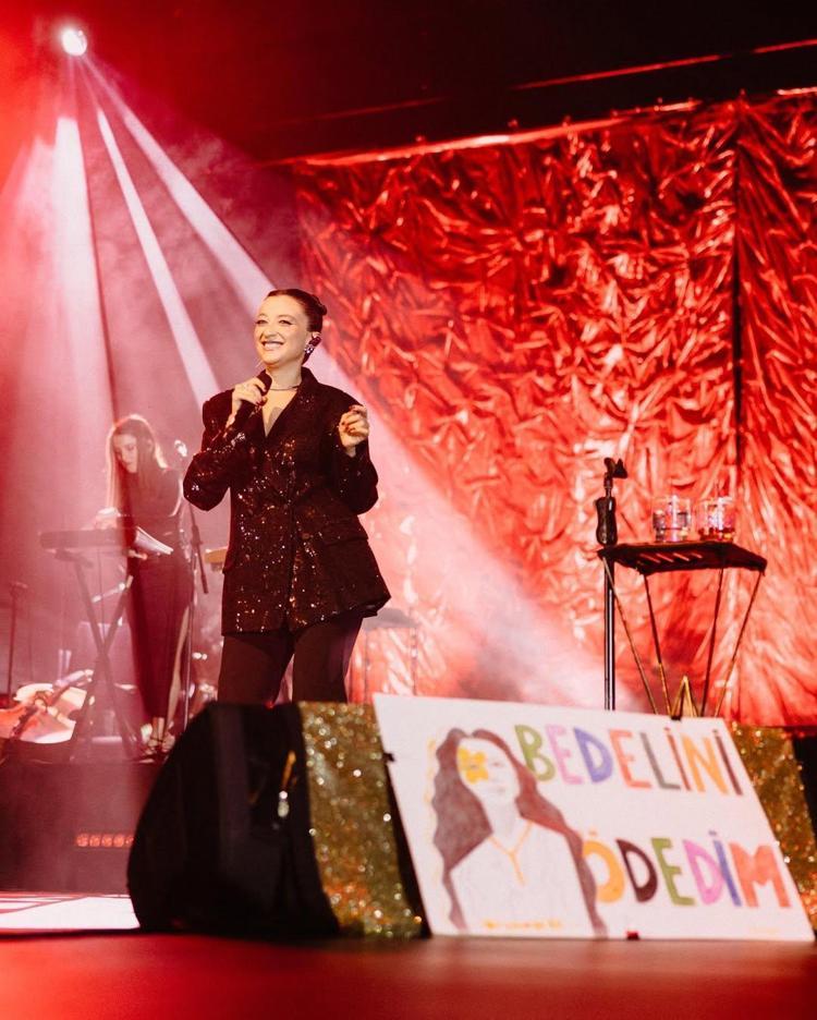 Eşiyle yaş farkı tepki çekmişti Melike Şahin, sahnede aşkını haykırdı