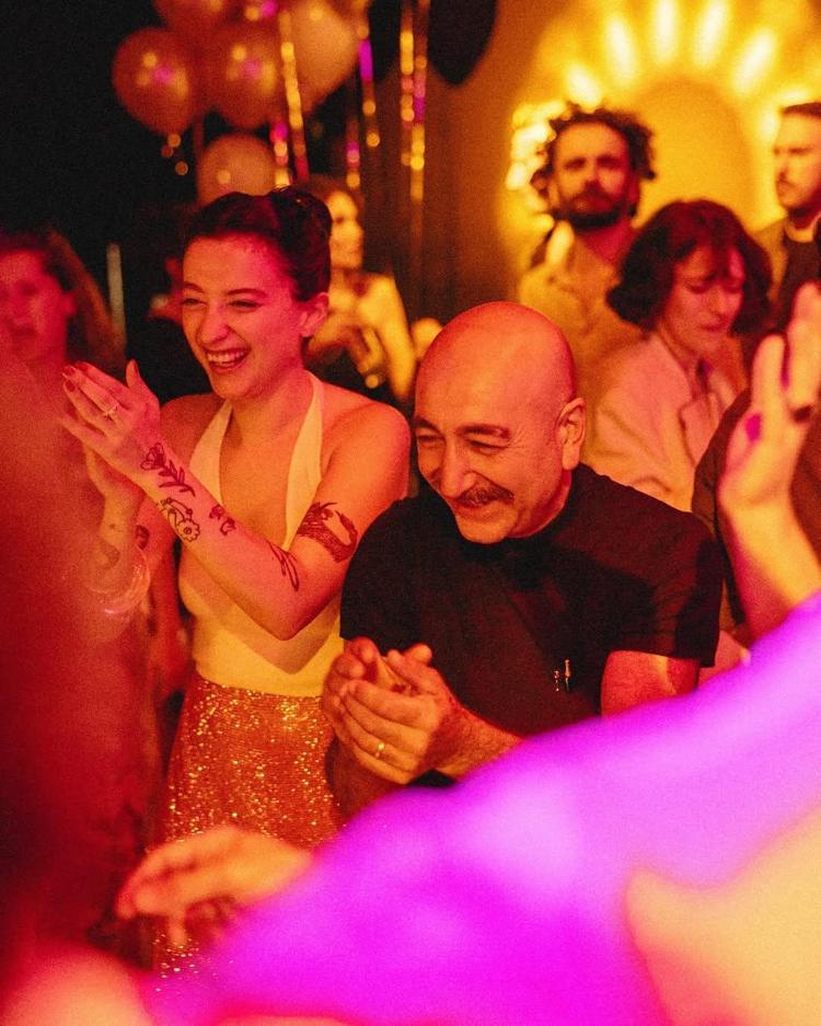 Eşiyle yaş farkı tepki çekmişti Melike Şahin, sahnede aşkını haykırdı
