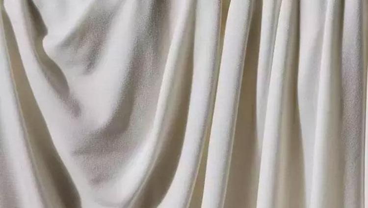 Perdeleri makineye atmadan kar gibi yapıyor Yıllardır Anadolu’da kullanılan yöntem: Birkaç malzeme ile hazırlanan doğal karışım