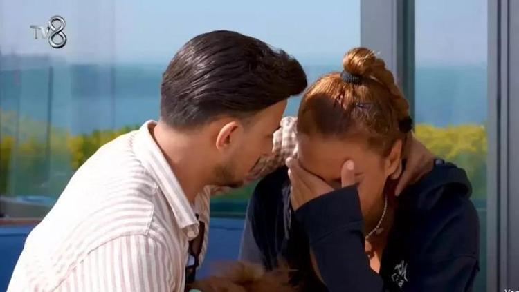 EŞİNE GÖZYAŞLARIYLA SARILDI