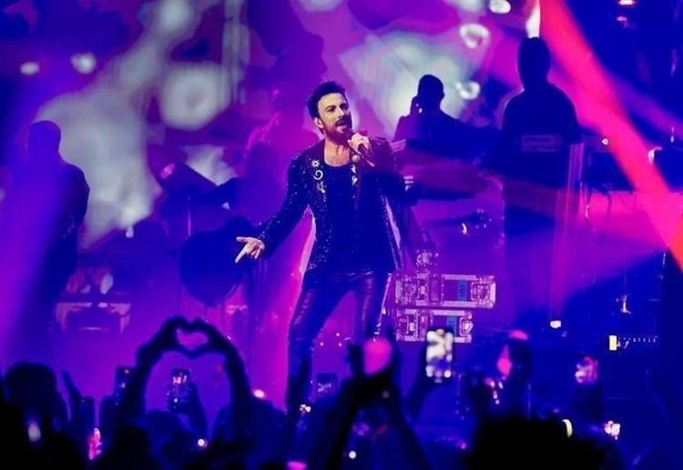 Annesinin ölümüyle yıkılan Tarkan, turnesini neden bırakmak istemediğini konserde açıkladı