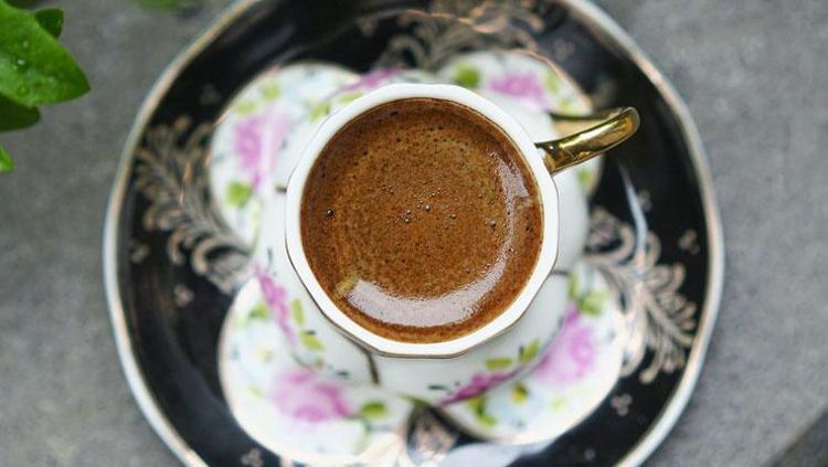 Türk kahvesini köpüğe boğuyor 1 tatlı kaşığı yetiyor: Lezzetini 2 kat artırıyor