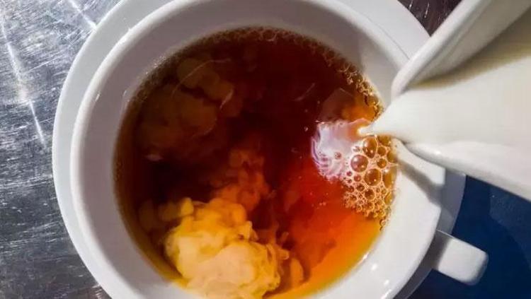 Çay içerken mutlaka içine ekleyin Faydası saymakla bitmiyor: Kemiklerin mermer gibi yapıyor, Vücudu potasyuma doyuruyor