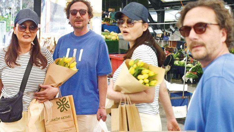 Nurgül Yeşilçay ve sevgilisi semt pazarında sarı laleleriyle görüntülendi