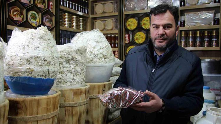 Dünyanın en sağlıklı peyniri İçinde 25 çeşit yabani ot var: Kemikleri kalsiyuma boğuyor, birkaç dilim salatalıkla birlikte tüketin