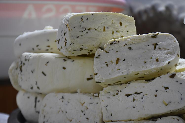 Dünyanın en sağlıklı peyniri İçinde 25 çeşit yabani ot var: Kemikleri kalsiyuma boğuyor, birkaç dilim salatalıkla birlikte tüketin