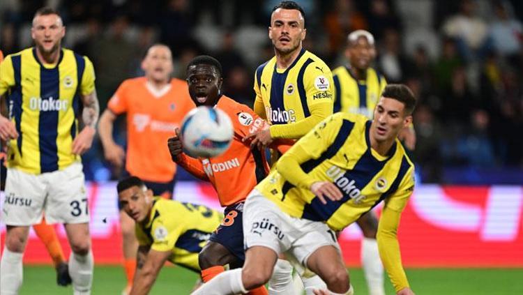 Başakşehir Fenerbahçe maçında gol yağmuru Kanarya 3 puanla moral depoladı