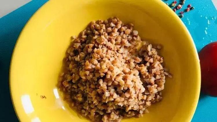 Saatlerce tok tutuyor, cayır cayır yağ yakıyor Yaz gelmeden sizi tüy gibi yapacak olan o salata: Heykel gibi bir vücut için mutlaka tüketin