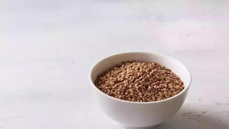 AŞIRI TOK TUTAN, KİLO VERDİREN KARABUĞDAY SALATASI TARİFİ