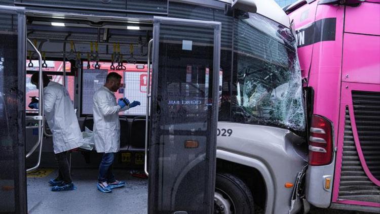 Beylikdüzünde iki metrobüs çarpıştı: 1 ölü, 40 yaralı