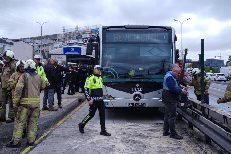 Beylikdüzünde iki metrobüs çarpıştı: 1 ölü, 40 yaralı