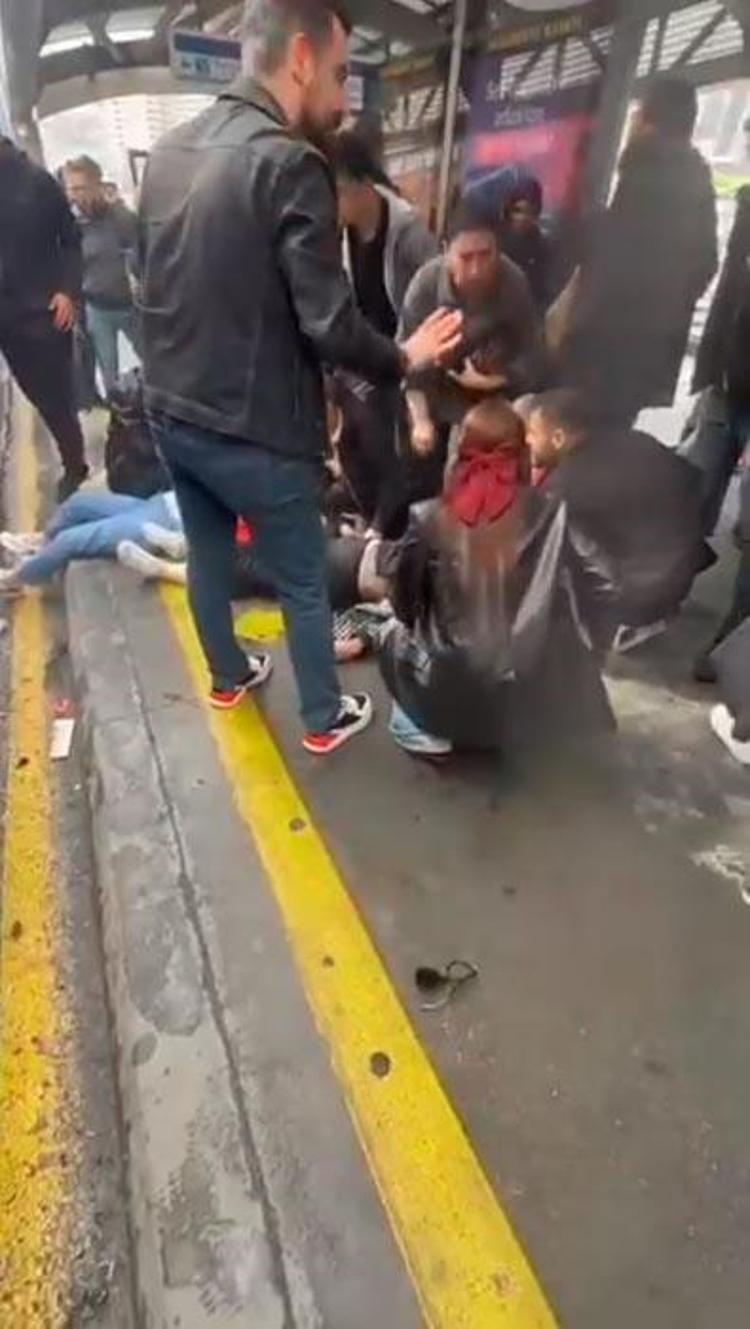 Beylikdüzünde iki metrobüs çarpıştı: 1 ölü, 40 yaralı