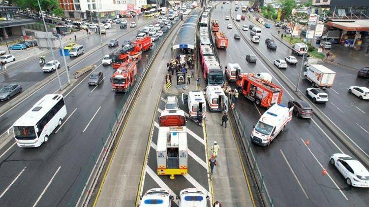 Beylikdüzünde iki metrobüs çarpıştı: 1 ölü, 40 yaralı