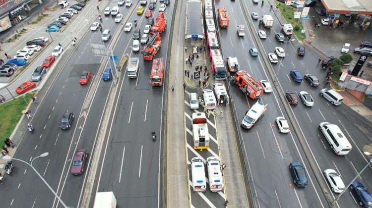 Beylikdüzünde iki metrobüs çarpıştı: 1 ölü, 40 yaralı