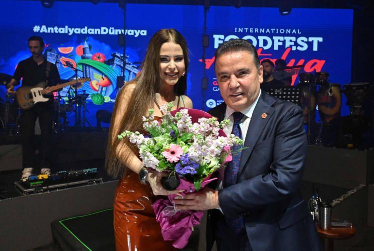 Antalyada Simge rüzgarı Bu güzel kalabalıkla buluşmaktan büyük mutluluk duyuyorum