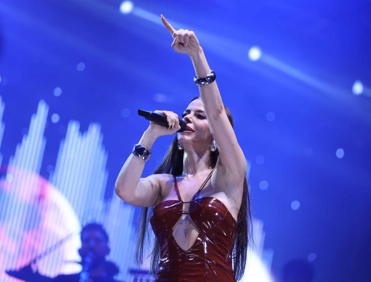 ŞARKILAR HEP BİR AĞIZDAN SÖYLENDİ