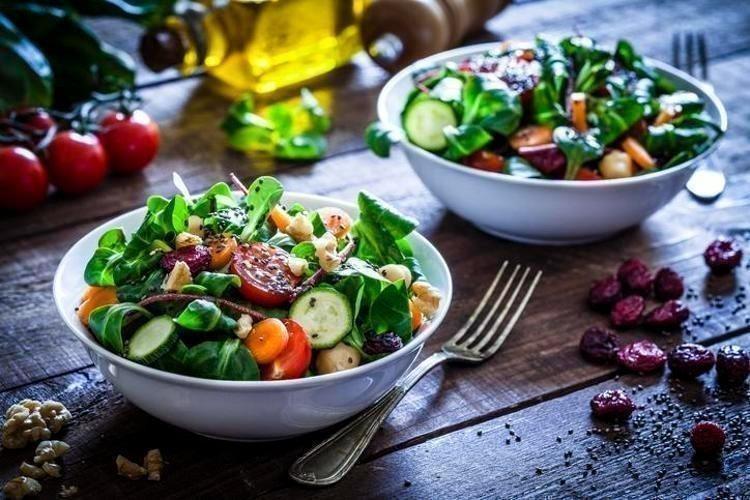 CHİA TOHUMLU SALATA