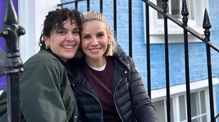 Bergüzar Korel’den Esra Erol’a doğum günü kutlaması