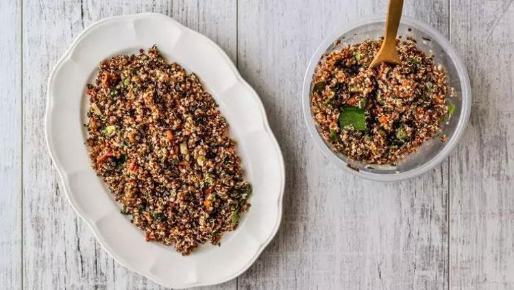 SAĞLIKLI VE LEZZETLİ KİNOA SALATASI