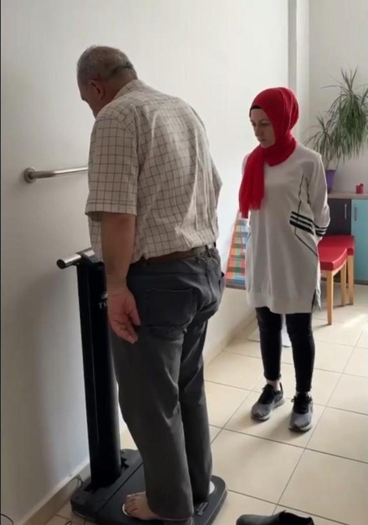 59 yaşındaki adam tam 24 kilo verdi 132den 108e düştü: Yağları cayır cayır eritiyor, meğer mum gibi erimenin sırrı buymuş
