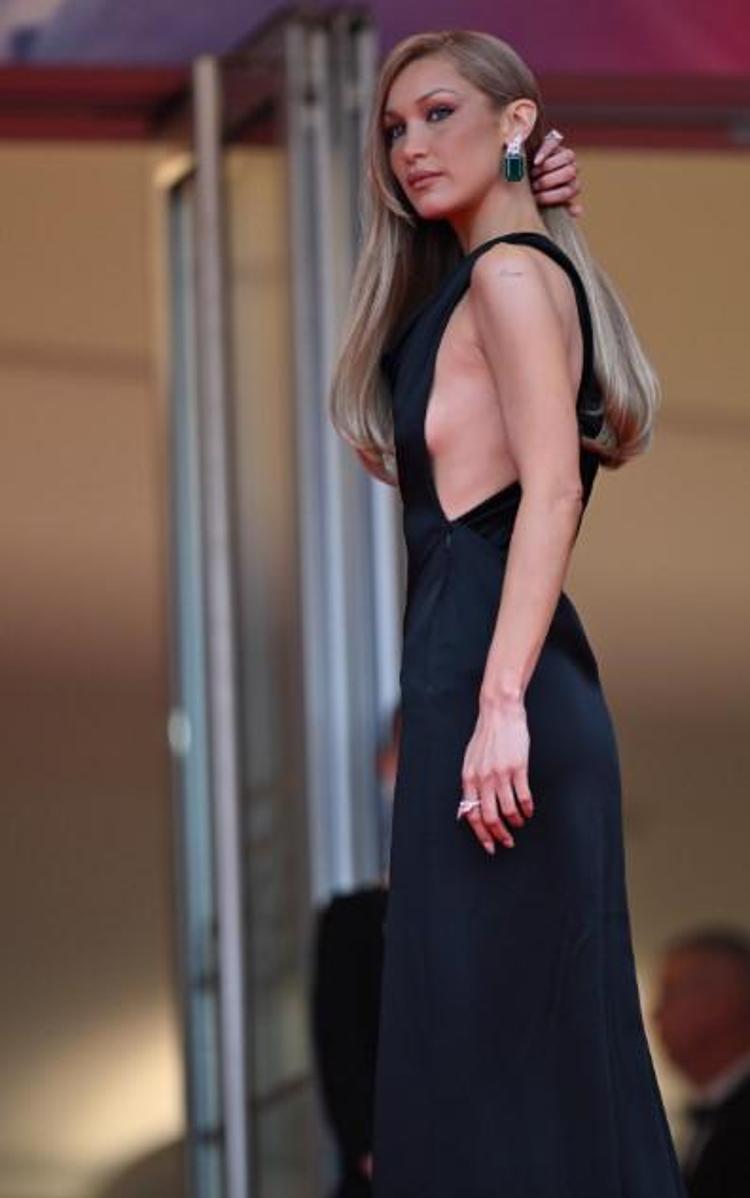 Bella Hadid kırmızı halıda büyüledi Yırtmaçlı elbisesi ile göz kamaştırdı