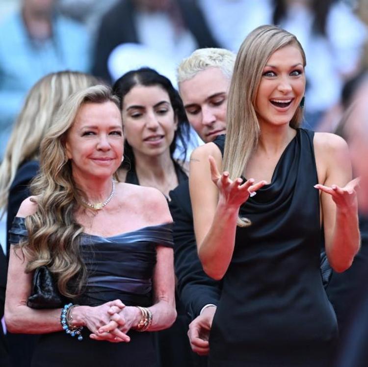 Bella Hadid kırmızı halıda büyüledi Yırtmaçlı elbisesi ile göz kamaştırdı