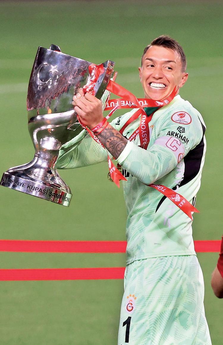 MUSLERA REKORA ORTAK