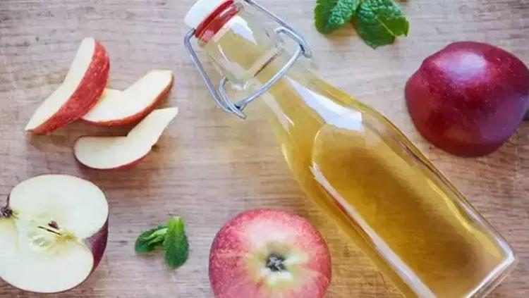 KAN ŞEKERİNİ DENGELİYOR: ELMA SİRKESİ