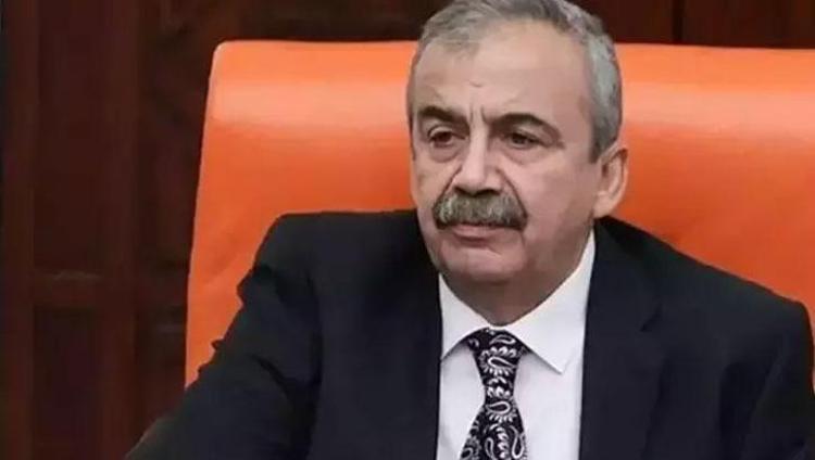 Sezen Aksunun büyük acısı Yakın arkadaşı Sırrı Süreyya Önderin vefatından sonra radikal karar aldı