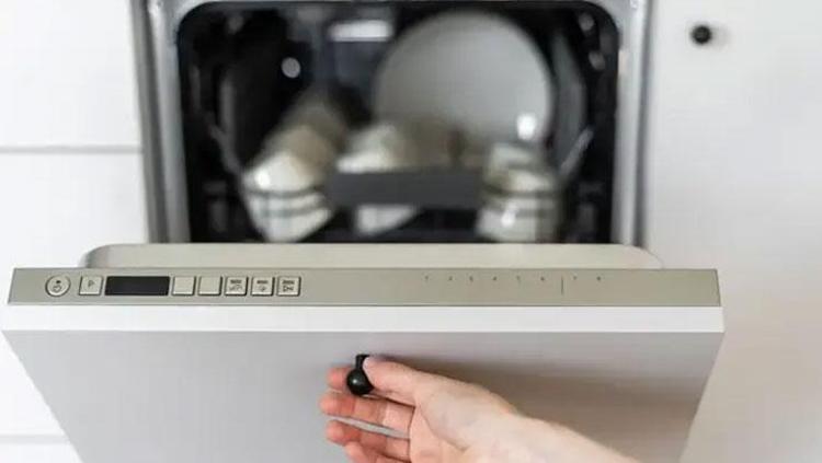 Bulaşık makinesine atınca zehir saçıyor Yüksek ısı ve deterjanla kanserojen maddeye dönüşüyor