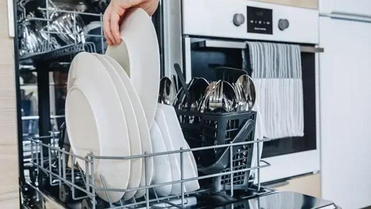 Bulaşık makinesine atınca zehir saçıyor Yüksek ısı ve deterjanla kanserojen maddeye dönüşüyor