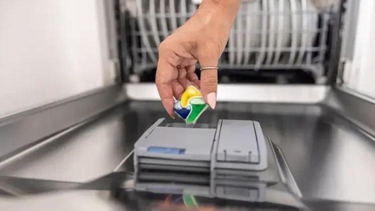 Bulaşık makinesine atınca zehir saçıyor Yüksek ısı ve deterjanla kanserojen maddeye dönüşüyor