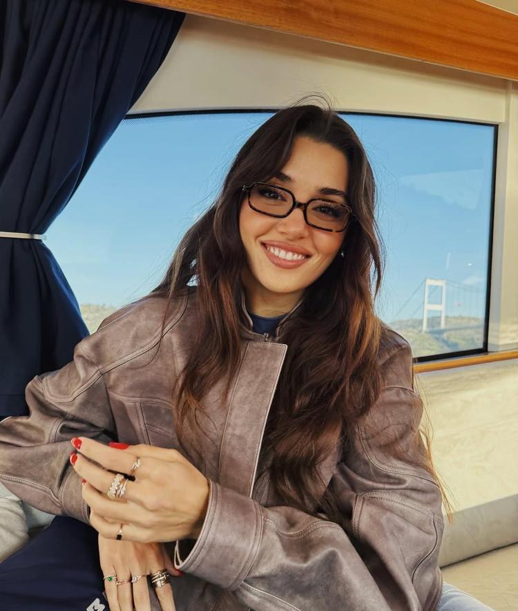 Hande Erçel Cannesda Kırmızı elbiseli pozlarıyla nefes kesti