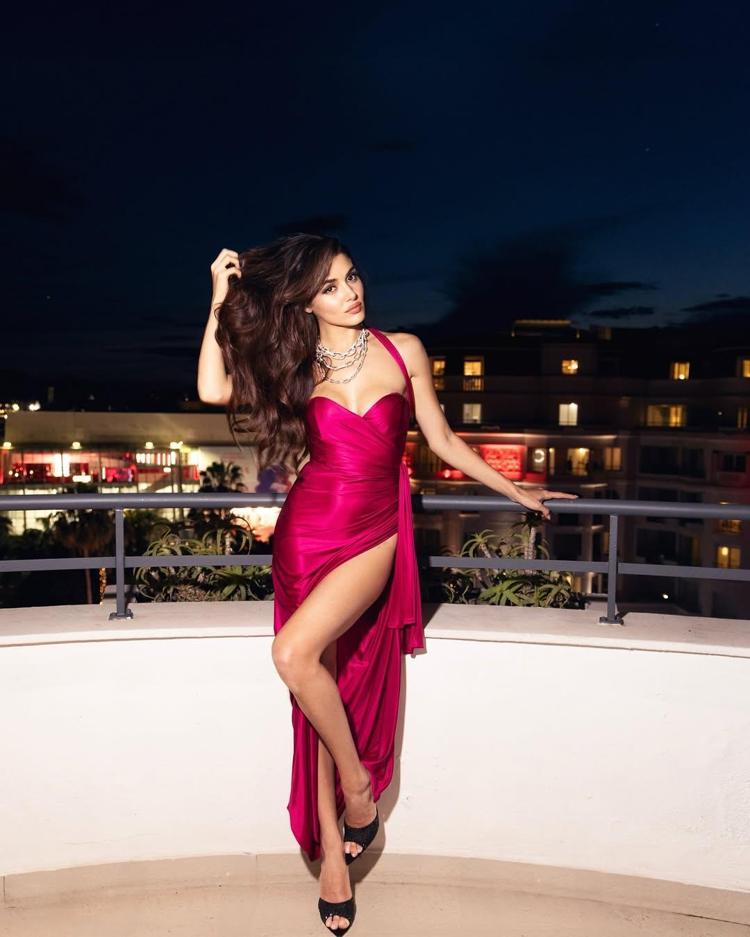 Hande Erçel Cannesda Kırmızı elbiseli pozlarıyla nefes kesti
