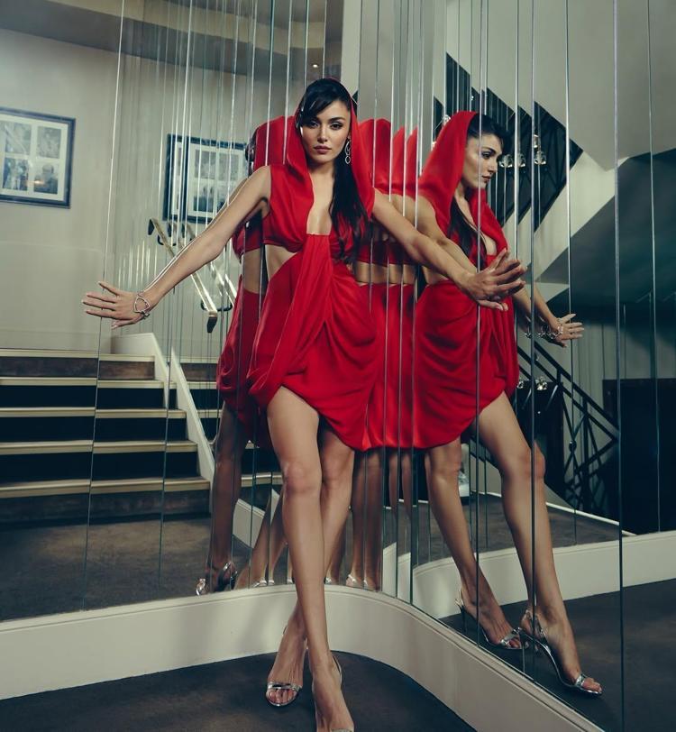 Hande Erçel Cannesda Kırmızı elbiseli pozlarıyla nefes kesti