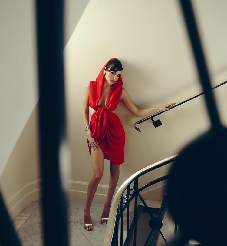 Hande Erçel Cannesda Kırmızı elbiseli pozlarıyla nefes kesti