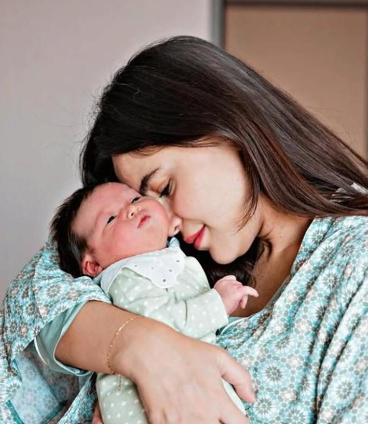 Üçüncü kez anne olan Zeynep Sever Demirel hızla eski formuna kavuştu
