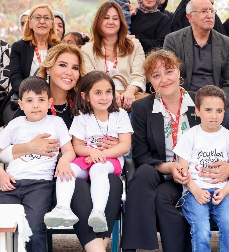 Gülben Ergen sosyal medyadan duyurdu Bayburtta Mattia Ahmet Minguzzi anaokulu açıldı