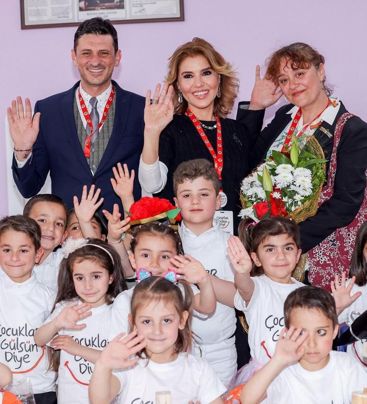 Gülben Ergen sosyal medyadan duyurdu Bayburtta Mattia Ahmet Minguzzi anaokulu açıldı
