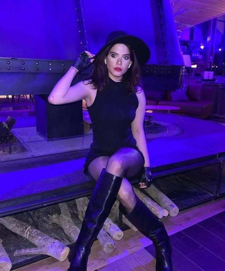 Meğer çocukluktan beri arkadaşlarmış Fotoğraftaki iki ünlü ismi tanıdınız mı