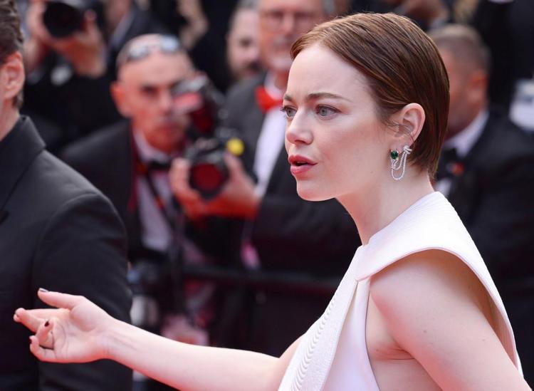 Kırmızı halıda ‘arı’ paniği Emma Stone çok korkunca imdadına rol arkadaşları yetişti