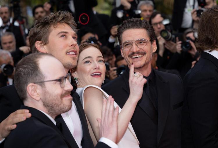Kırmızı halıda ‘arı’ paniği Emma Stone çok korkunca imdadına rol arkadaşları yetişti